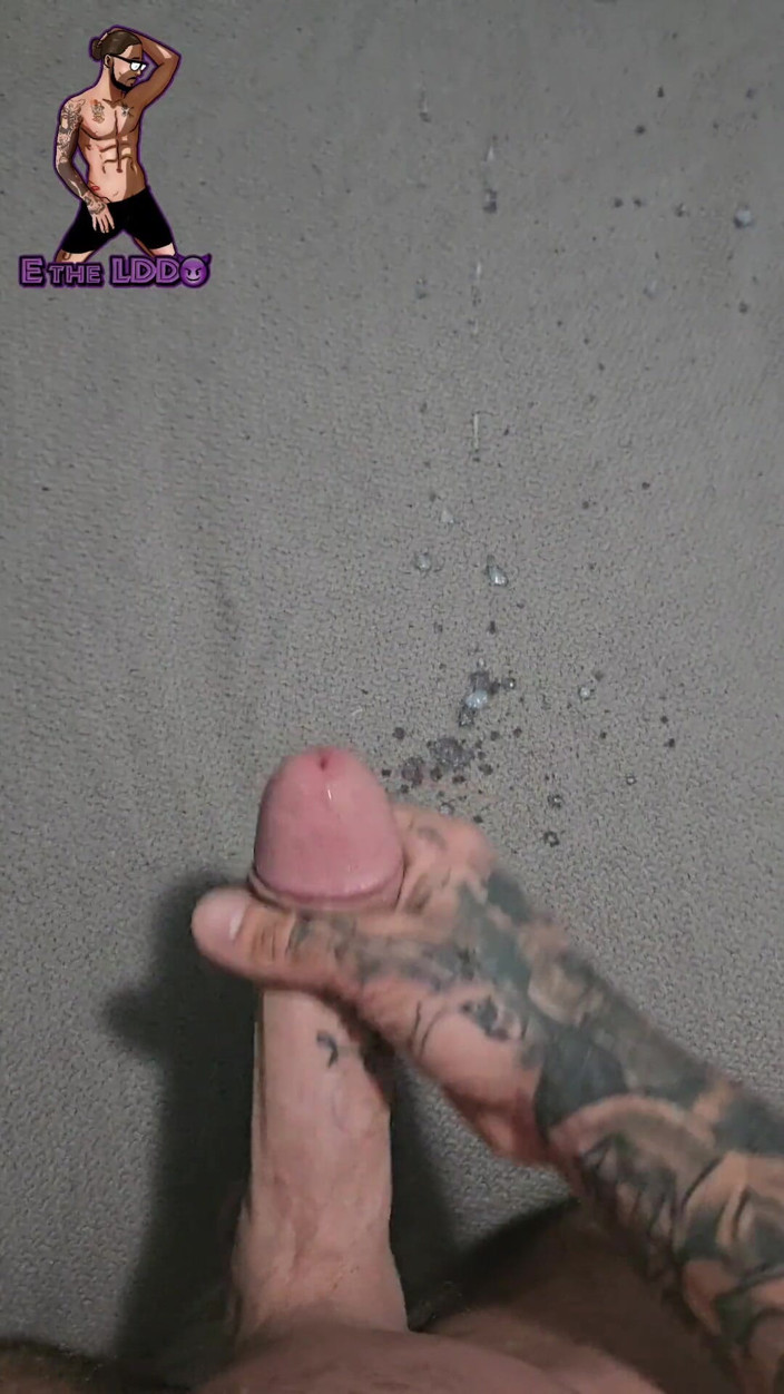 E the Long Dick Daddy: 纹身壮男在毯子上吹遍脂肪