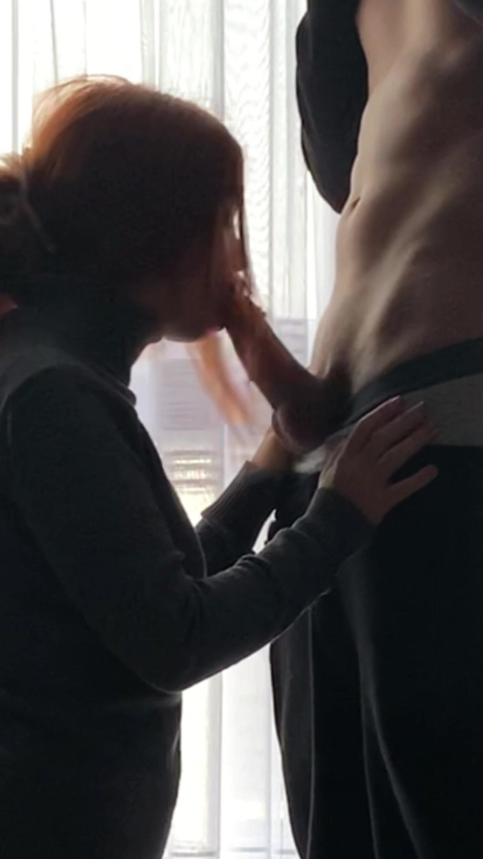 xKeryB: Cô ấy đến bàn giao nhà, nhưng bị đụ và một con cặc...