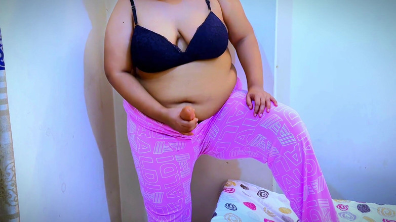 Aria Mia: Ibu tiri toket besar kepergok lagi masturbasi di kamar hotel!