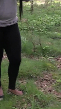 Curvilínea negra britânica gata adora ser uma puta de quatro e chupar vários paus na floresta