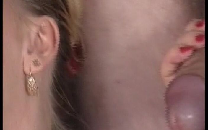 German amateur couples: Tettona miLF tedesca scopata duramente in gangbang