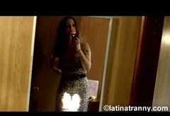 Nikki Montero: Nikki Montero si hraje se světlem a jejím ptákem v...