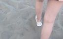 Lady Oups exhib &amp; slave stepmom: Леди Упс с батплагом на пляже в микро-юбке