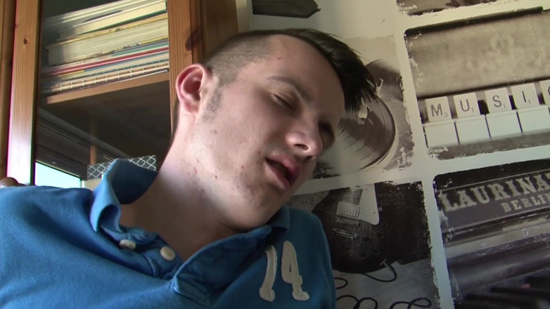 UK Sinners: Skylar McKay je prsatá milf macecha a Sam B je...