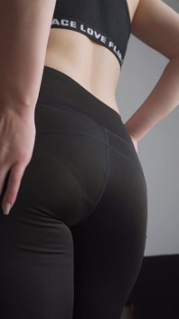 Fitnessmeisje plaagt zichtbare pantylijnen in strakke legging