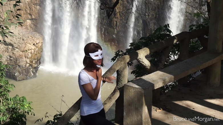 Bruce-and-Morgan: Begitu Banyak Kencing dan Air Mani Di Air Terjun