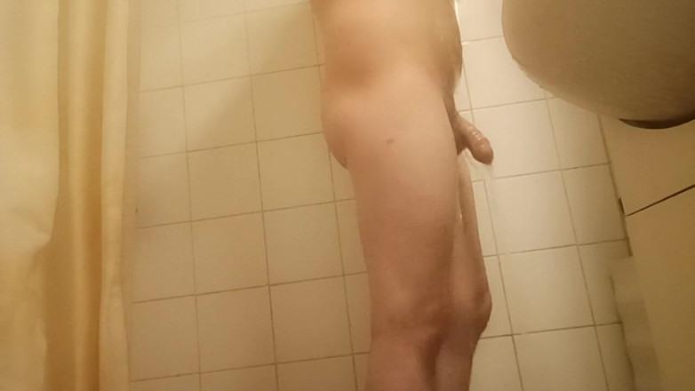 Uhri: Shower clean penis