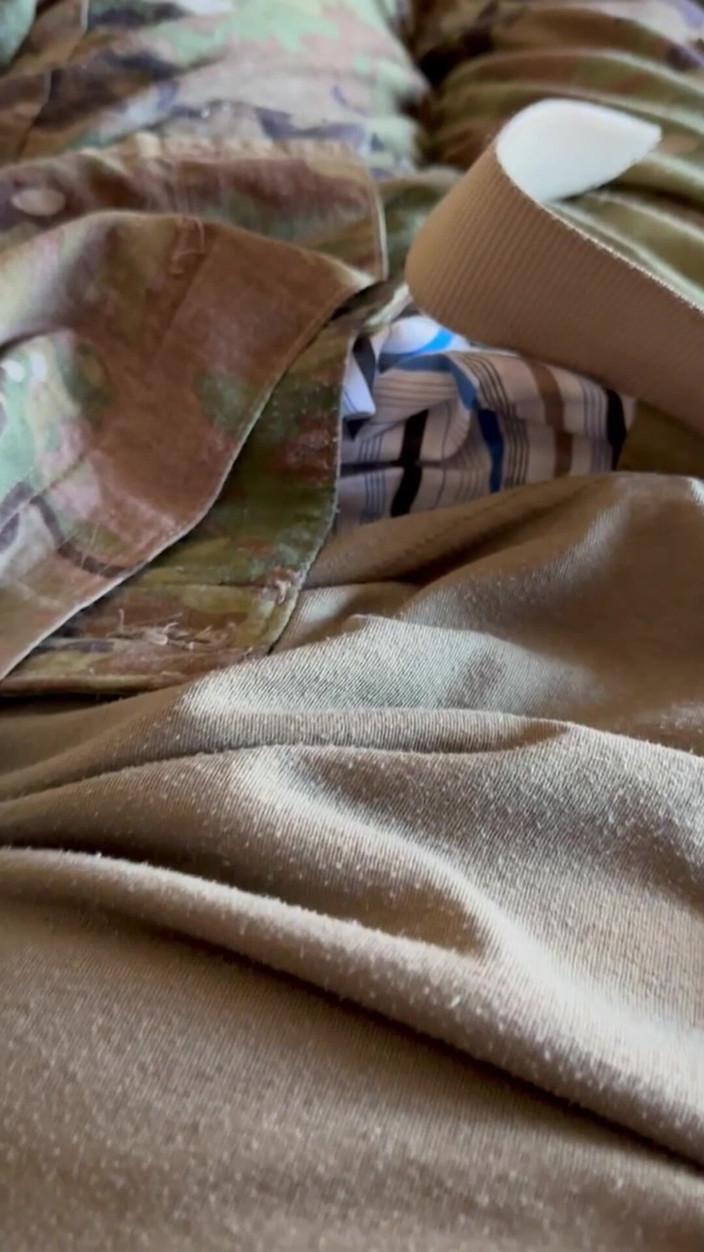 Gay Soldier Stuff: ABD'li ordu uzmanı sarinin boxer şortlarını ödünç alıyor ve üzerlerinde mastürbasyon yapıyor!