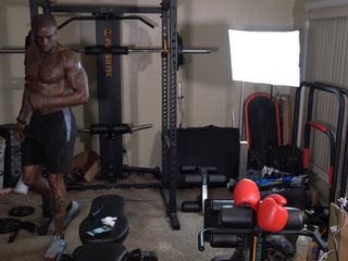 Hallelujah Johnson: 阻力训练锻炼锻炼计划必须考虑许多变量，例如教授正确的运动模式，改进