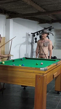 แบด เมลลี่ และกาบี ลักซ์ แพ้ในสระให้กับคาร์โมนาสและต้องยอมรับ
