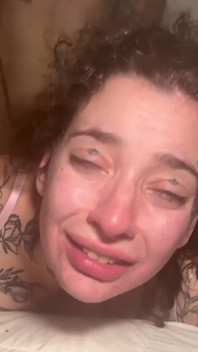 Un soumis tatoué ne peut pas contrôler l’excitation quand il a un sexe vraiment dur !