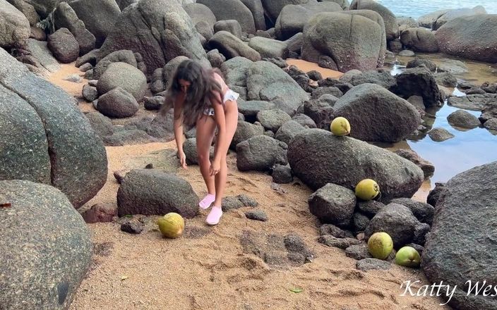 Katty West: Fata goală a găsit o nucă de cocos pe o...