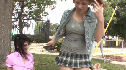 Lesbian Illusion: Drei geile teen-lesben spielen miteinander