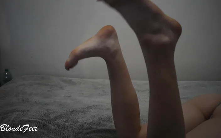 Miley Grey: Sexy Red Nails - Miley Grey