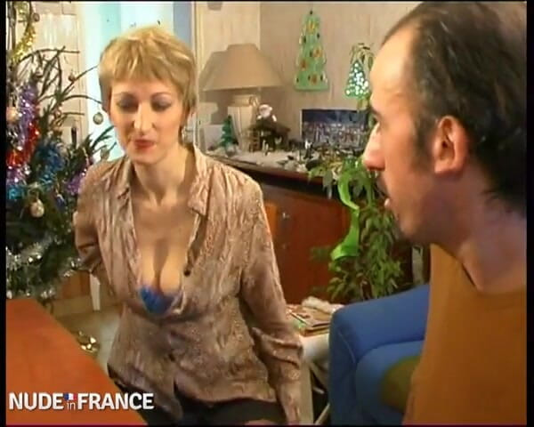 La France a Poil: Curvă matură țâțoasă futută dur de Papy și prietenii săi