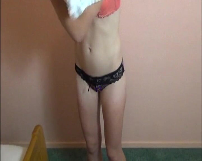 Old and young sex: La bionda naturale kristyna con le tette vivace si masturba