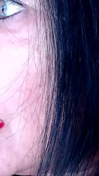 Applicazione di rossetto rosso labbra anatra calda fumo milf