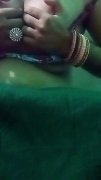 Indische homo-travestiet in roze saree drukt en melkt zijn borsten zo hard en geniet van de hardcore-seks