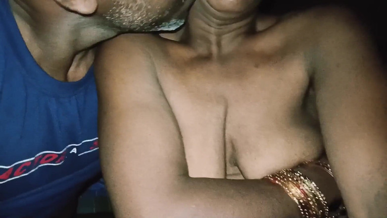 Ghazipur Uttar: Desi manželka šuká venku s mladým přítelem