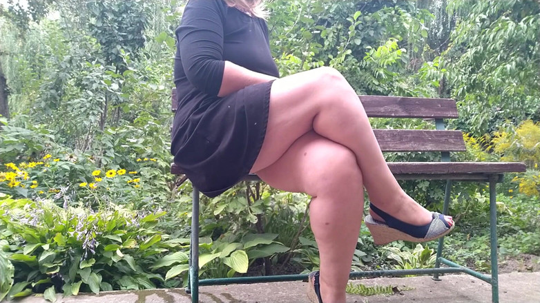 Elena: Lujuriosa milf meando sentada en un banco