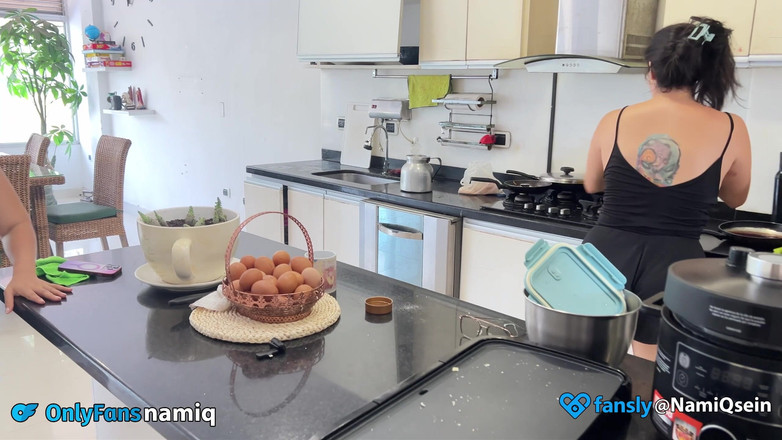 NamiQsein: Uklízečka šuká nevlastního syna svého šéfa