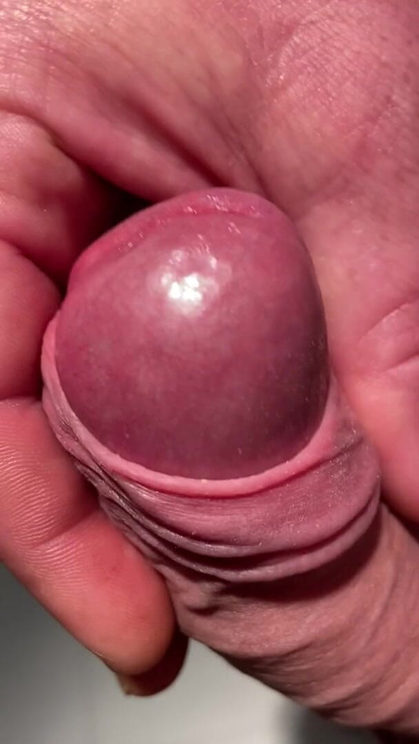 Foreskinguy: Boşalana kadar büyük yarak kafasını kendi sünneti ile azdırıyor