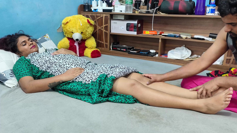 Vaishnavysharunraj: Malayali Wife Feet Massage Doing by Husband