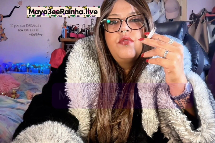 Goddess Maya3ee Rainha: Chainsmoking Queen in Fur BBW MILF Green Eyes, Red Nails,...