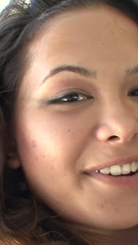 Ragazza bruna succhia un cazzo e si fa sbattere analmente