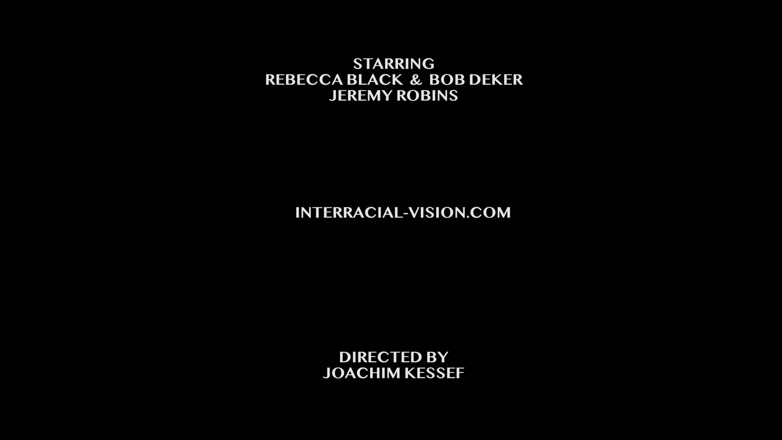Interracial vision: Rebecca Black och hennes pojkvän har några kyss-lekar