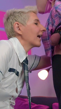 ไข่ของทาสฟemboy ติดกรงกับลิ้นสาว