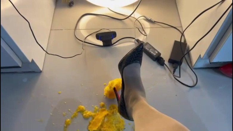 Maeling: Office Secretary Crushing Balls Oranges in High Heels