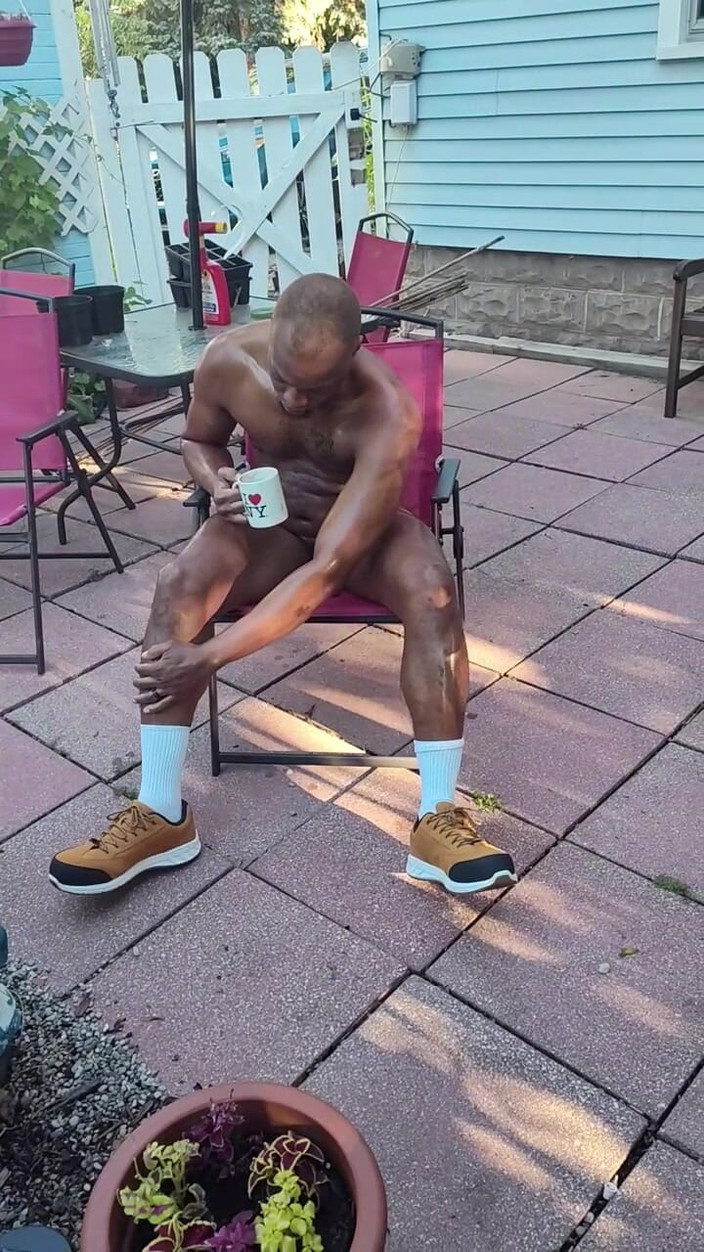 Kennie Jai: Kennie Jai melancap di Airbnb