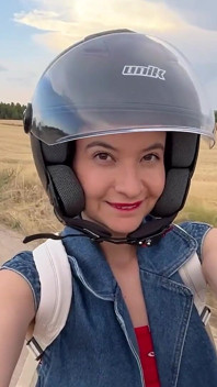 Je sors la bite de mon demi-frère sur la moto