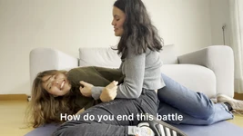 हम गुदगुदी खेलते हैं और फिर हम पैर कुश्ती करते हैं