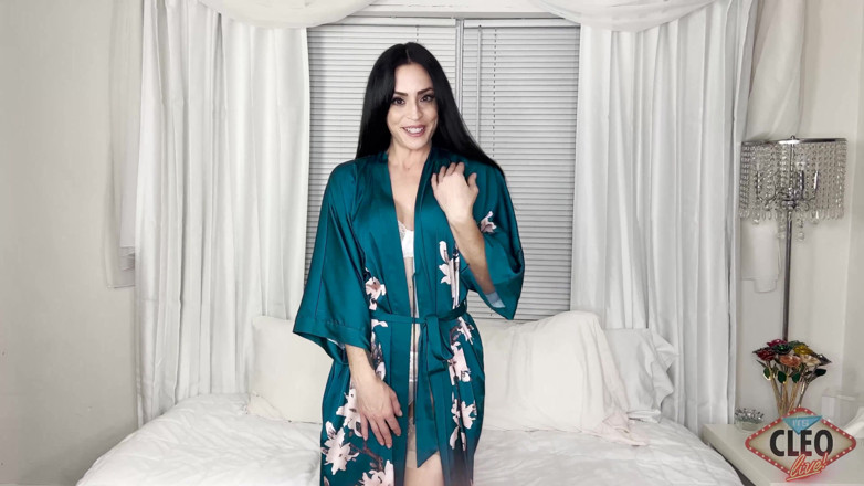Cleo: Cleo सेक्सी Robe स्ट्रिपटीज़