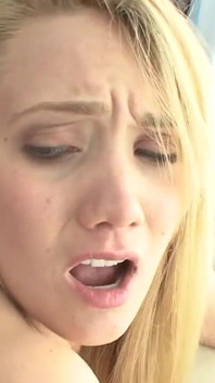 Rubia de gran culo rociada con una carga caliente en la boca