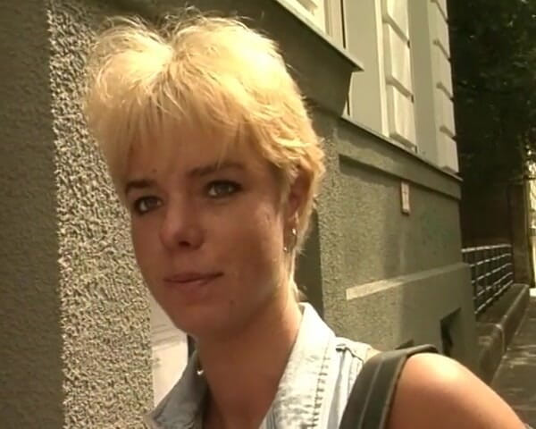 YOUR FIRST PORN: Malá Jenny musí opravdu čůrat