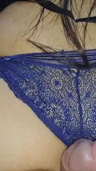 Mẹ chồng bước vào phòng của con rể để khiêu khích anh ta bằng cặp mông to của cô ấy!