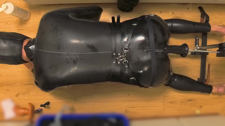 Chastitybeltboy: Lateks Chastity Cage Sissy na Sex Machine Pillory i Double...