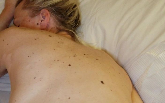 American Blonde Wife: 华丽的真正业余金发妻子有多次高潮和张开双腿