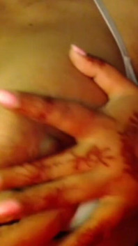 Sexy chica muestra en boca tetas prensa pezón show de pinza