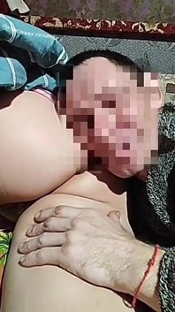 Komşumu mastürbasyon yaparken gördüm ve sikimi içine soktum! Götü sadece yarağımı çağırıyordu.
