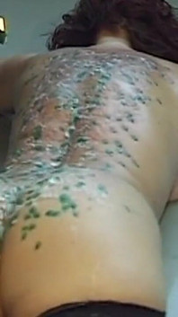 엉덩이에 뚝뚝 떨어지는 핫한 왁스를 즐기는 미시 밀프