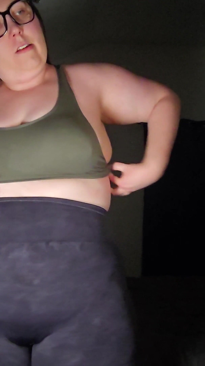 largebootylexi: 运动胸罩试穿，胸部弹跳测试，裸体抖动挑逗