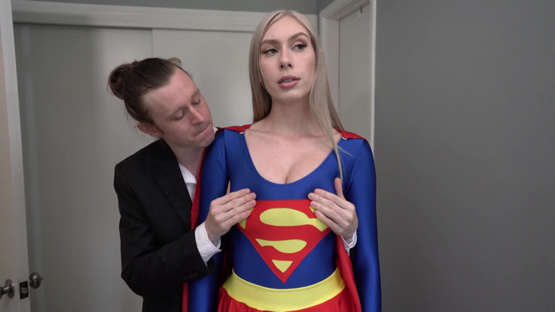 Conor Coxxx: การมีส่วนร่วมที่น่าอับอายกับ เคย์ เลิฟลี่ ในบทซูเปอร์เกิร์ล