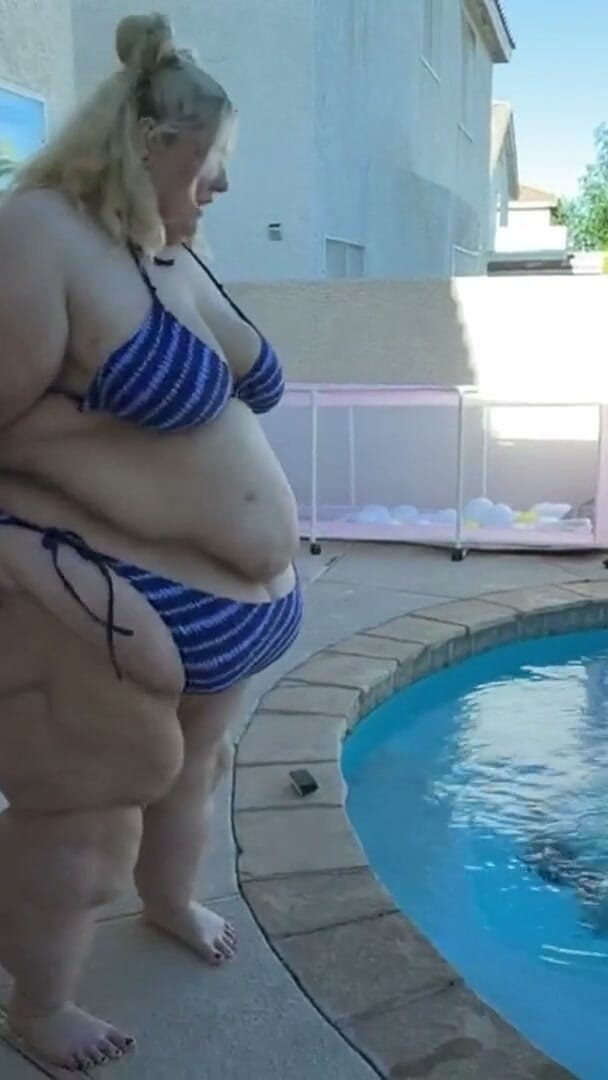 Jae Moonbeam: Ssbbw menina na piscina