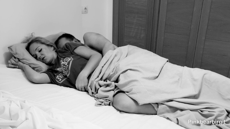 Pinkbearbirgit: Шхх збуджена мамка опівночі намагається не знімати звук