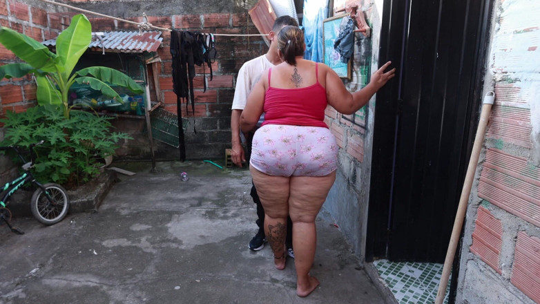 Lexly_16: Ibu tiri panas berkongkek di rumah apabila suaminya tidak pancutan...