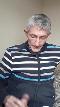 Masturbándose en top de chándal.